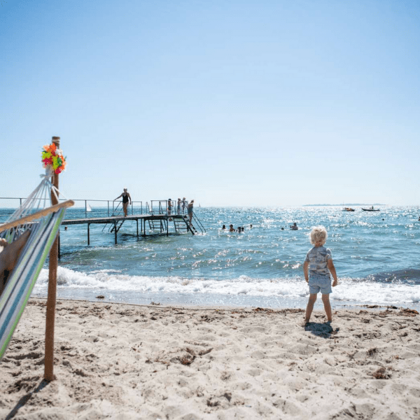 Rungsted Havn og Strand badebro sandstrand børn på stranden