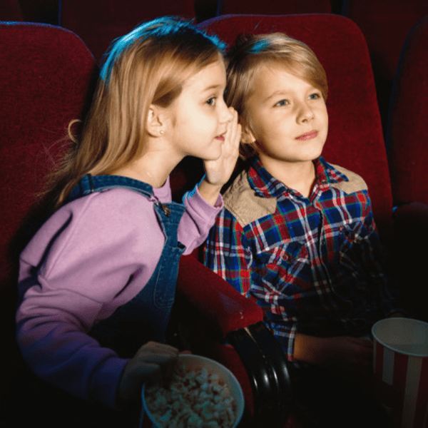 To børn i biografen