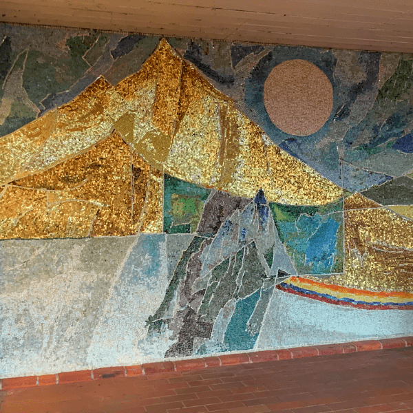 Mosaik på væg af Else Alfelt