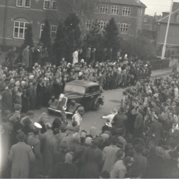 Danske stikkere og nazister transpoteres til Hørsholm Skole maj 1945