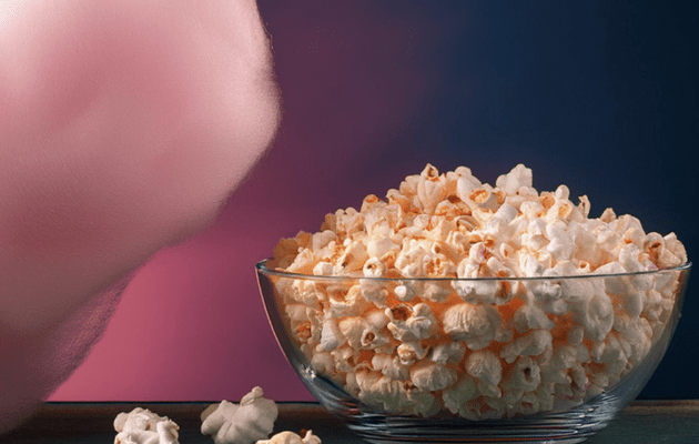 Uddeling af popcorn og candyfloss