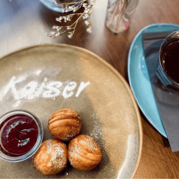 Nyd en omgang gløgg og æbleskiver hos cafe Kaiser i Hørsholm Midtpunkt